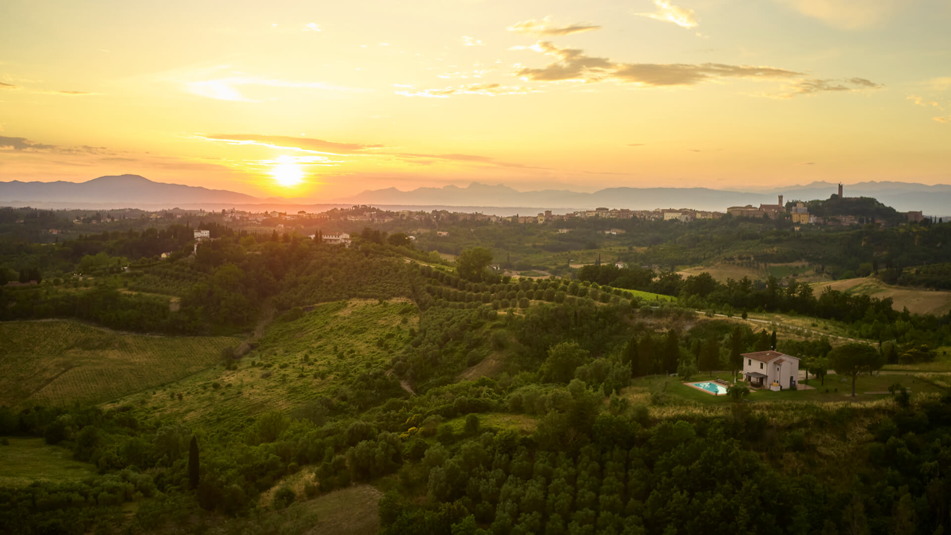 Skønt landskab i de bløde bakker i Toscana