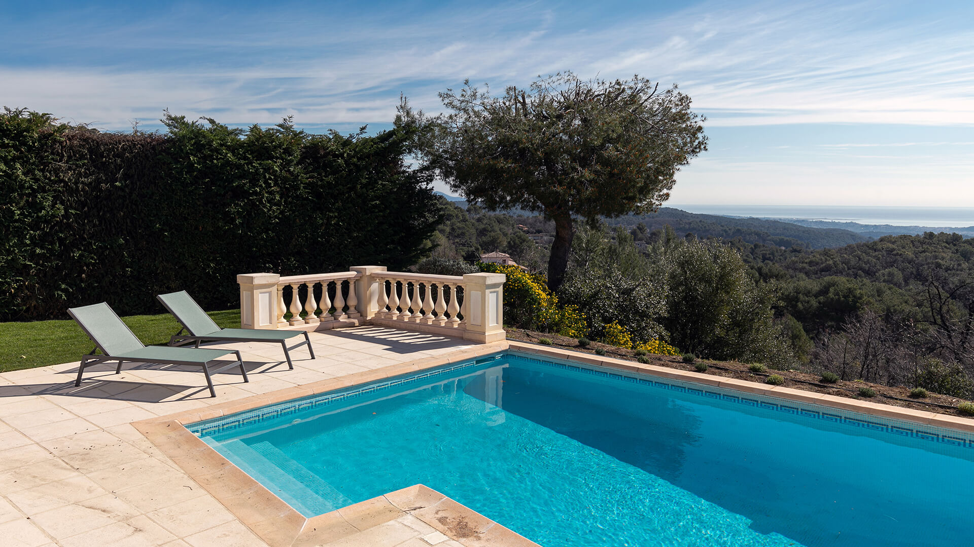 Stor swimmingpool i feriebolig med dejlig udsigt i Sydfrankrig